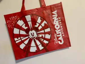 カリフォルニアディズニー 記念に缶バッチをもらおう！-お誕生日