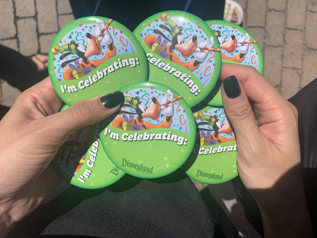 カリフォルニアディズニー 記念に缶バッチをもらおう！-お誕生日